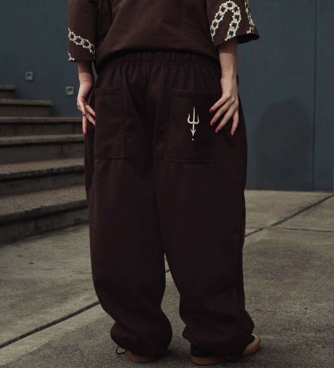 SWEATPANTS / UNCHAINED