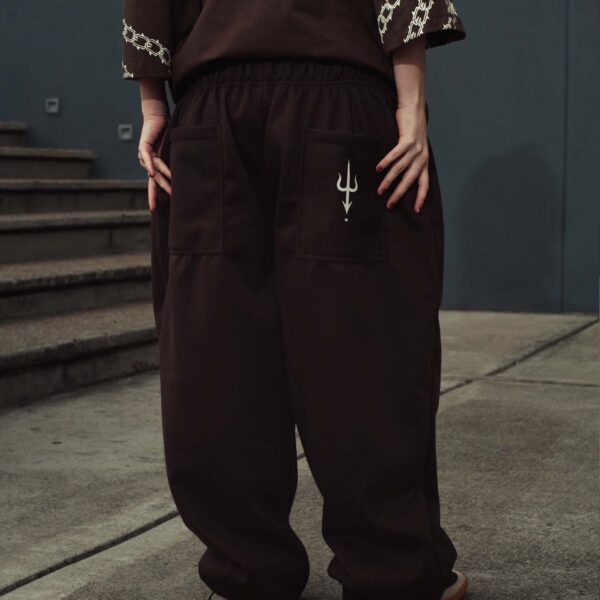 SWEATPANTS / UNCHAINED