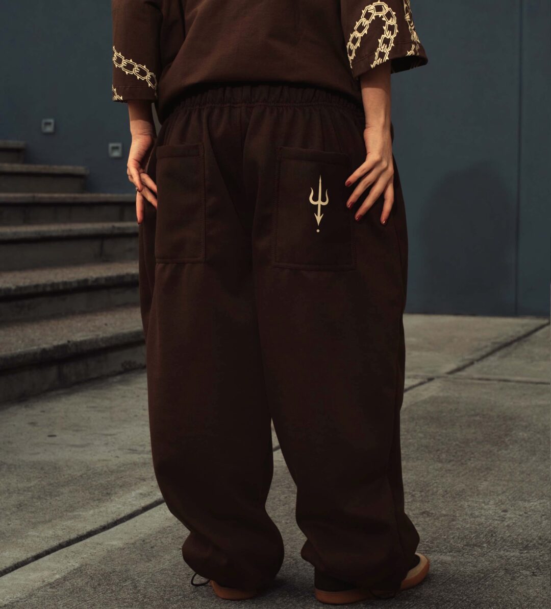 SWEATPANTS / UNCHAINED